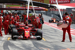 Kimi Raikkonen, Ferrari SF70H, ai box