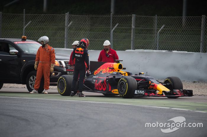 Max Verstappen, Red Bull Racing RB13 stopped on the circuit