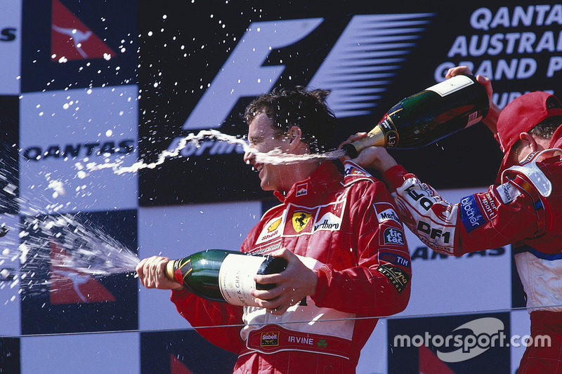 Podio: ganador Eddie Irvine, Ferrari celebra