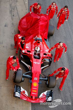 Sebastian Vettel, Ferrari, regresa a boxes con un problema de coche