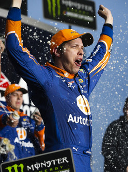 Brad Keselowski, Team Penske Ford, zaferini kutluyor