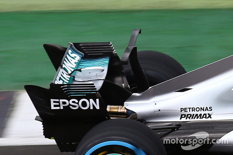 Mercedes AMG F1 W08, la "T" davanti all'ala posteriore