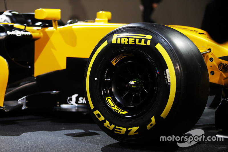 Renault Sport F1 Team RS17 - шина Pirelli