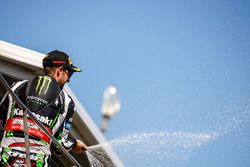 Podium: racewinnaar Jonathan Rea, Kawasaki Racing viert feest met champagne