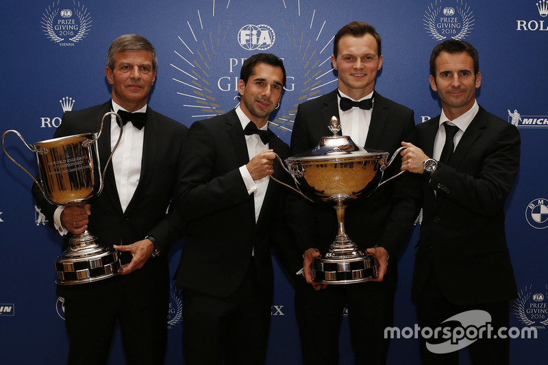 Les champions du monde WEC Neel Jani, Marc Lieb, Romain Dumas et Fritz Enzinger, vice-président LMP1, Porsche Team