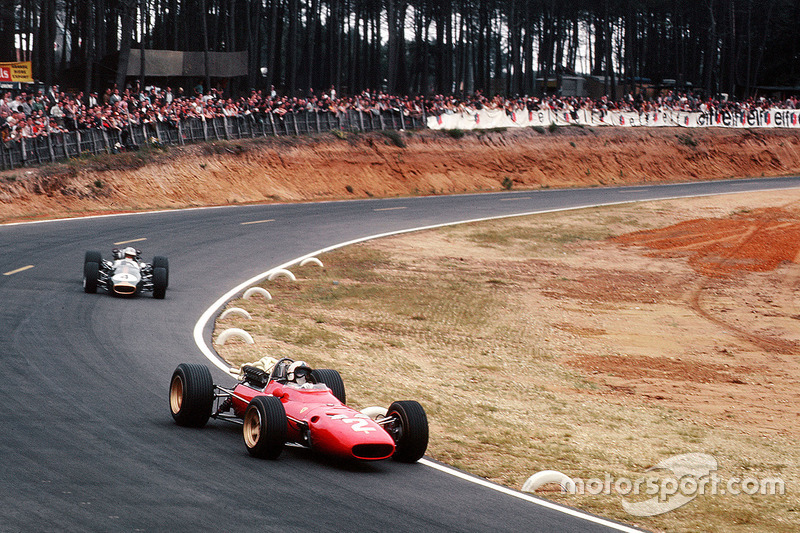 Chris Amon, Ferrari 312 lidera a Denny Hulme, Brabham BT24 Repco