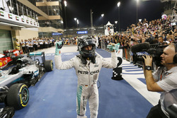 İkinci sıra ve yeni Dünya Şampiyonu Nico Rosberg, Mercedes AMG F1, parc ferme