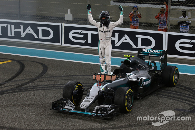 Segundo lugar a Nico Rosberg de Mercedes AMG F1 W07 celebra su campeonato del mundo al final de la c