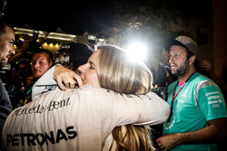 Нико Росберг, Mercedes AMG F1, с женой Вивиан Росберг и командой