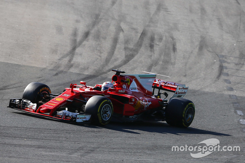 Sebastian Vettel, Ferrari SF70H, leads Max Verstappen, Red Bull Racing RB13, and Lewis Hamilton, Mer