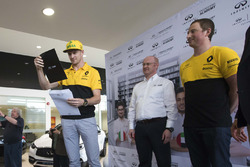 Нико Хюлькенберг, Renault F1 Team, объявляет победителя канадского конкурса 2017 INFINITI Engineering Academy
