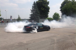 Valtteri Bottas si esibisce in un burn out sulla Mercedes C63 AMG