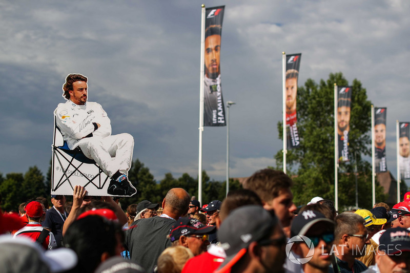 Fans y banner de Fernando Alonso, McLaren