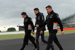 Ознакомление с трассой: пилот Sahara Force India F1 Эстебан Окон и гоночный инженер Брэдли Джойс