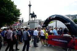 El circo de F1 en Londres alrededor de Nelsons column en Trafalgar Square