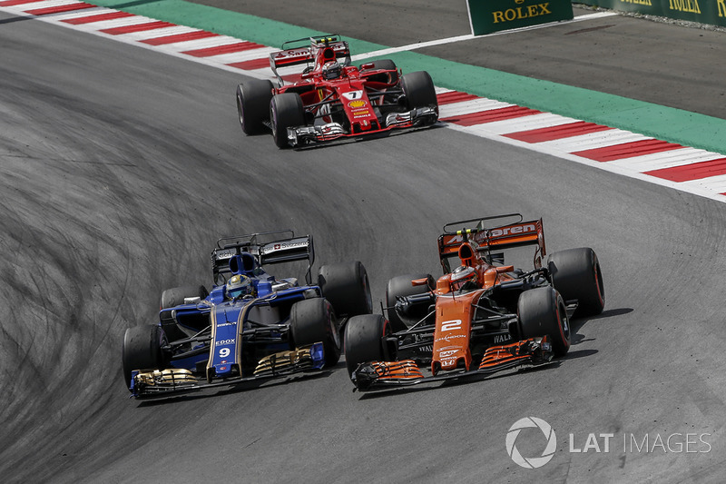 Stoffel Vandoorne, McLaren MCL32, Marcus Ericsson, Sauber C36