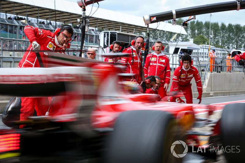 I meccanici Ferrari e Sebastian Vettel, Ferrari SF70H effettuano un pitstop