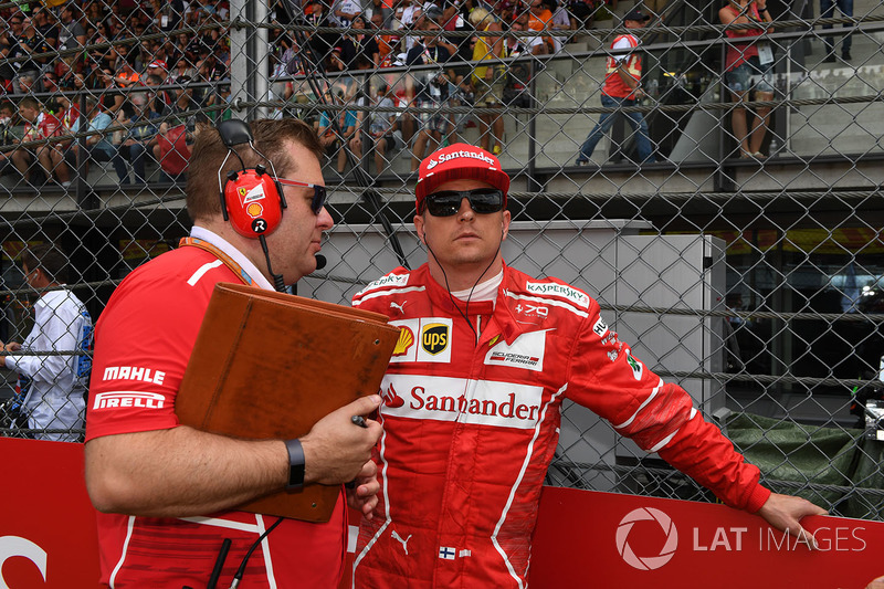 Kimi Raikkonen, Ferrari, Dave Greenwood, Ferrari Race Engineer