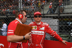 Гонщик Ferrari Кими Райкконен и гоночный инженер команды Дэйв Гринвуд