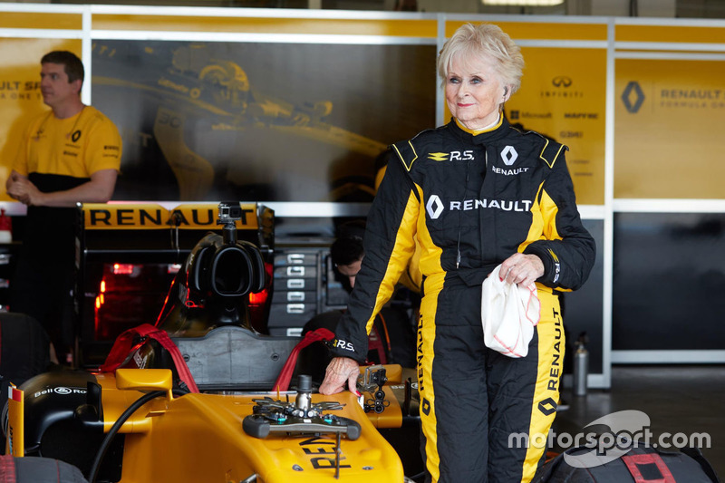 La piloto de 79 años Rosemary Smith en las pruebas del Renault F1