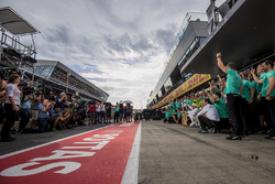 Ganador, Valtteri Bottas, Mercedes AMG F1, celebra con Lewis Hamilton, Mercedes AMG F1, the Mercedes