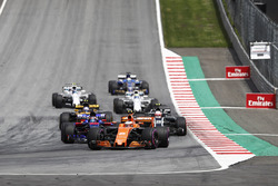Установочный круг: Стоффель Вандорн, McLaren MCL32, Даниил Квят, Scuderia Toro Rosso STR12, и Кевин