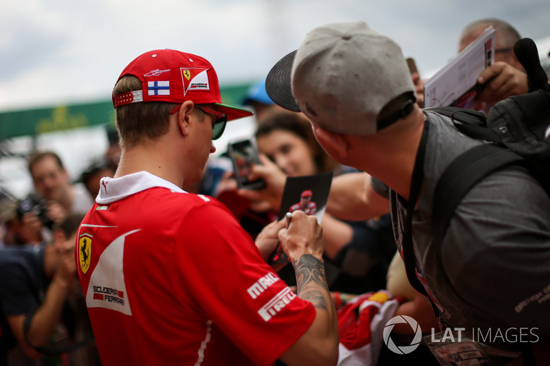 Kimi Raikkonen, Ferrari signs autographs for the fans