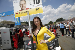 La grid girl di Timo Scheider, Audi Sport Team Phoenix, Audi RS 5 DTM