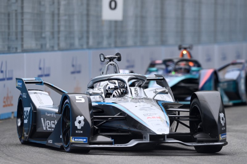 Il neo-campione del mondo Stoffel Vandoorne, Mercedes-Benz EQ, festeggia in Parc Ferme