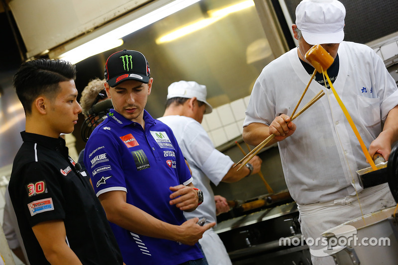 Takaaki Nakagami, Honda Team Asia; Jorge Lorenzo, Yamaha Factory Racing