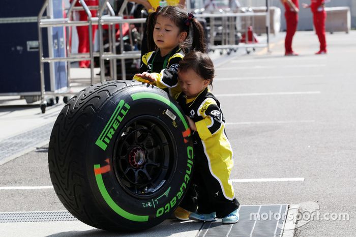 Fans jóvenes de  Renault Sport F1 Team con un neumático de Pirelli