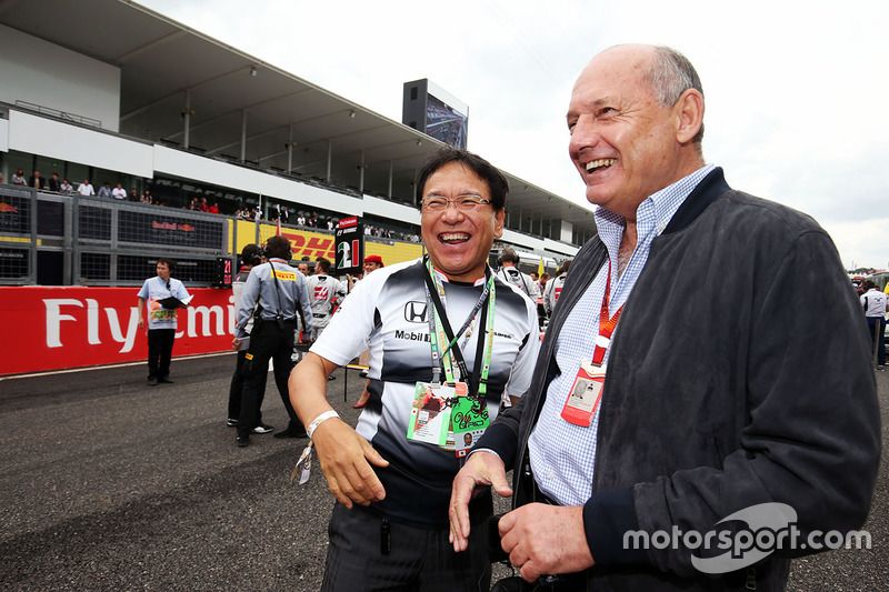 Ron Dennis, Presidente McLaren con Tetsuya Shoji, Capo Ufficio Operativo e Presidente della NTT Communications Corporation