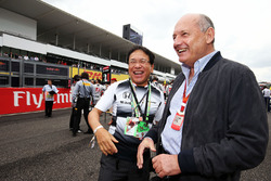 Ron Dennis, McLaren, elnök, Tetsuya Shoji, elnök-vezérigazgató, NTT Communications Corporation