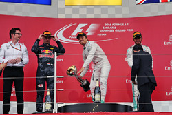Подіум: Макс Ферстаппен, Red Bull Racing, Ніко Росберг, Mercedes AMG F1, Льюіс Хемілтон, Mercedes AM