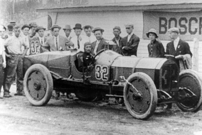 Именно на Indy 500 впервые появились зеркала заднего вида – благодаря Рэю Харруну в самой первой гонке в 1911 году. Правда, после гонки Харрун сказал, что большого толку от этого не было