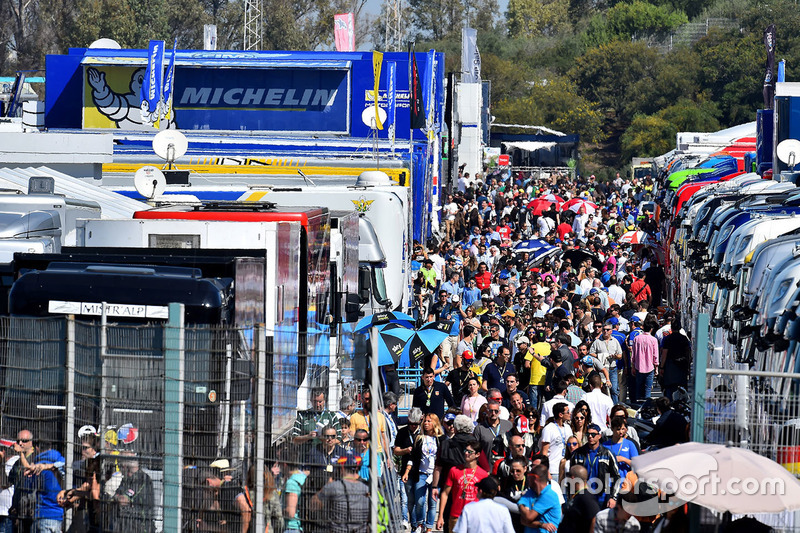El paddock abarrotado, una de las características de Jerez