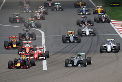 Daniel Ricciardo, Red Bull Racing RB12 en Nico Rosberg, Mercedes AMG F1 Team W07 bij de start