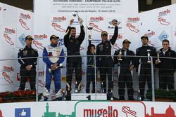 Podio Gara 2 GTCup: al secondo posto Gianluca Carboni e Davide Durante, Drive Technology, i vincitori Ivan Benvenuti e Luca De Marchi, Imperiale Racing, al terzo posto Enrico Quinzio e Domenico Schiattarella, Ebimotors