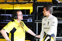 (L to R): Julien Simon-Chautemps, Renault Sport F1 Team Race Engineer with Jolyon Palmer, Renault Sport F1 Team