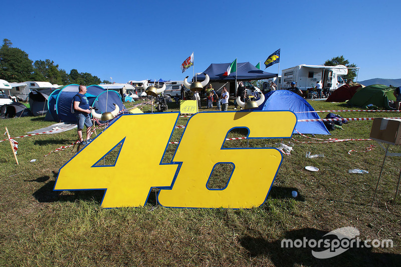 Des fans de Valentino Rossi, Yamaha Factory Racing
