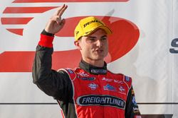 Podium: pemenang Tim Slade, Brad Jones Racing Holden