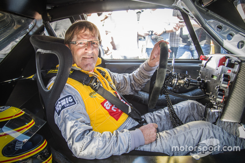 Ex-DTM-Star Joachim Winkelhock fuhr den Cliff Opel Calibra