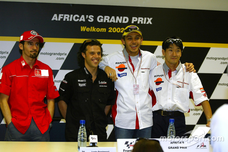Ganador de la carrera Tohru Ukawa; Valentino Rossi el segundo lugar y tercer lugar Loris Capirossi