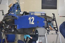 Des mécaniciens travaillent sur une Sauber C35