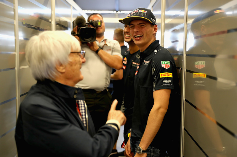 Bernie Ecclestone habla con Max Verstappen, Red Bull Racing, Daniel Ricciardo, Red Bull Racing