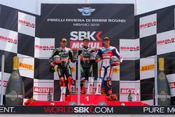 Podio Gara 1: il vincitore Jonathan Rea, Kawasaki Racing team, il secondo Tom Sykes, Kawasaki Racing