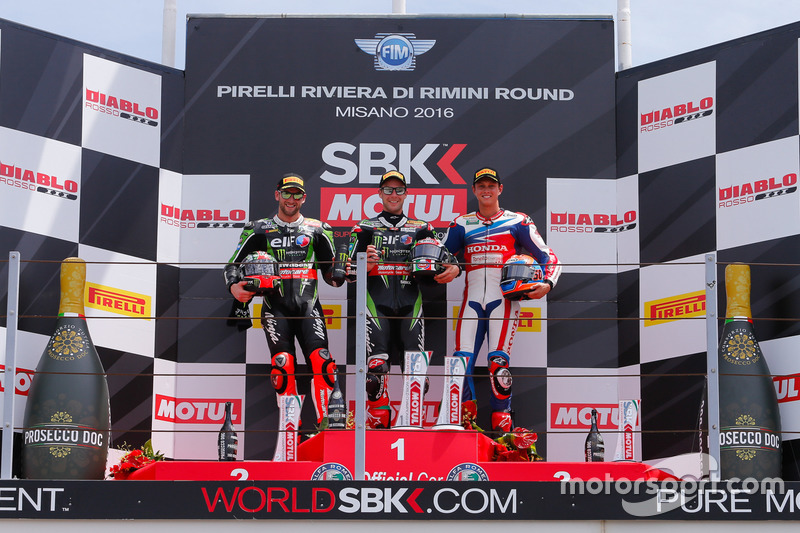 Podio carrera 1: el ganador Jonathan Rea, Kawasaki Racing team, el segundo y tercero Tom Sykes Kawas