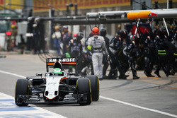 Nico Hulkenberg, Sahara Force India F1 VJM09 makes pit stop
