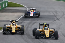 Jolyon Palmer, Renault Sport F1 Team R.S.16 et son équipier Kevin Magnussen, Renault Sport F1 Team R.S.16
