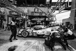 Parada en pits y el útlimo cambio de piloto #5 Toyota Racing Toyota TS050 Hybrid: Anthony Davidson,